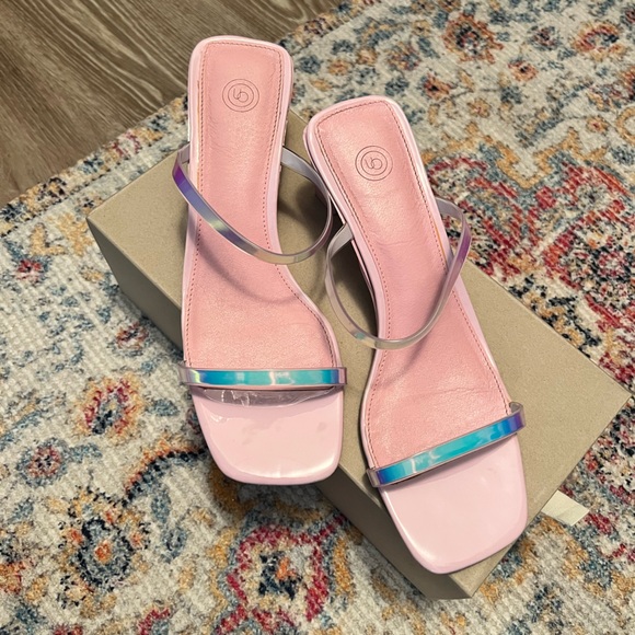 UO Iridescent Veronica Jelly Strap Sandals - Picture 2 of 4